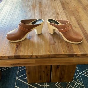 Cognac Swedish Hasbeens clogs